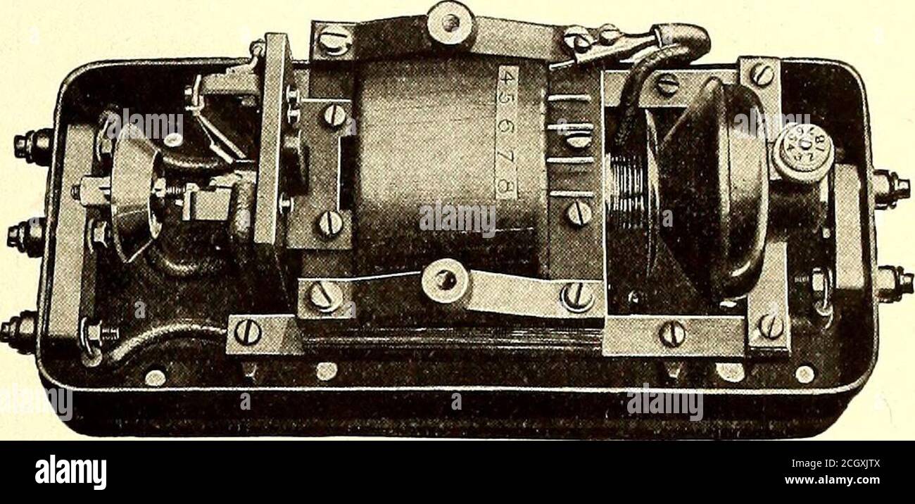 . Giornale ferroviario elettrico . case automobilistiche incisali dell'azienda, che mostra la disposizione ar-tistica delle lampade. Il treno di automobili è stato fatto dal punto di vista del servizio ininterrotto l'idealprotezione contro il sovraccarico su un circuito di alimentazione o di illuminazione fortemente caricato è uno che apre il circuito solo dopo che il sovraccarico ha continuato abbastanza a lungo per avvicinarsi più o meno quasi al punto di pericolo. Un nuovo relè che ha caratteristiche novelle SEV-eral e che offre questa protezione è stato progettato dalla Westinghouse Electric & ManufacturingCompany ed è noto come il tipo B. questo relè con la copertura rimossa è sh Foto Stock