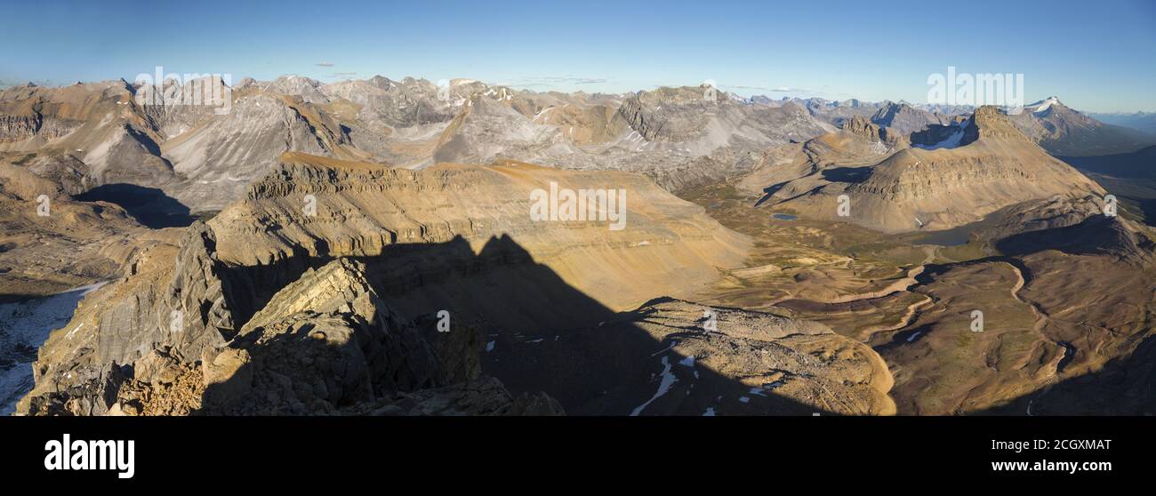 Ampio panorama aereo Vista panoramica delle Rugged Canadian Rocky Mountain Peaks dal Summit of Cirque Peak nel Banff National Park, Alberta Canada Foto Stock