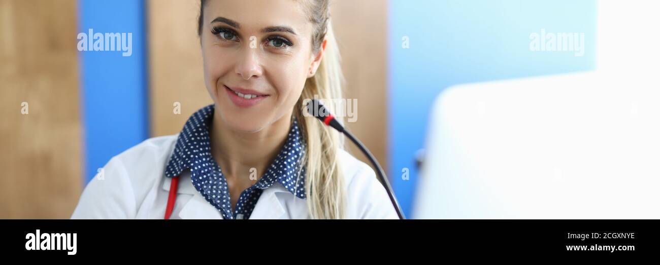 Dottore femminile con microfono su ritratto seminario medico. Foto Stock