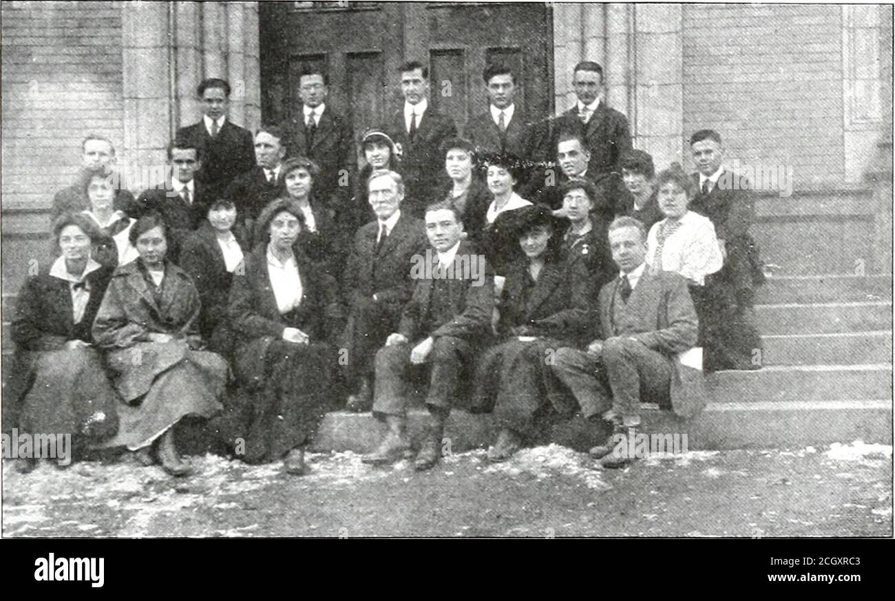 . Quittapahilla . HERR WlTMEYER Vice Prasident HERR BUCHER Secretar FRAULEIX MlLLER Schatzmeister HERR KTERMAX Kritiker FRAULEIN LF.HMAX MITGLEIDER Allen Edward Garger, Mary Myers, Margartie Batdorf, Lottie Gemmill, Edgil Peck, WilrertaintBeidler, Adhorn, Hammiden, Hammiden, Hammiden, Hammiden, Hammiden, Hammiden, Hammiden, Hammiden, Hammiden, Hii.bert. Norman Hoover, Helen Smith, Maecarter. Christine Katerman, Harry Snavely, FrancisColt, Hilda Ketterer, Tohn Snyder, GraceCreigiiton, Mary Lehman, Edith Wekler, EdnaDavis, Dorot Foto Stock