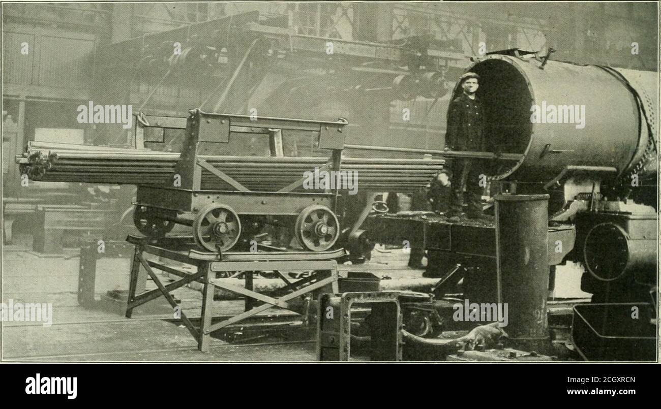 . Ingegnere americano . Fig. 3-Ryerson, detergente per canna fumaria di tipo sospeso. Su un supporto canna fumaria o un'auto, fig. 5, convenientemente posizionato in corrispondenza del frontend della locomotiva, come rappresentato in Fig. 2. Quando il carrello viene caricato, viene prelevato dalla gru, portato al bottega della caldaia e posto sul binario di servizio trasversale, cioè. Fig. 2 – rimuovere i tubi dalla caldaia e caricare la canna fumaria nel negozio di costruzione. 1.-macchina sicura per il taglio e la scarificazione di tubi. J.-forno per il riscaldamento di canne surriscaldo. K. – sega di taglio e espansore per canne surriscaldanti. L. - saldatrice e sweedger, progettata per le canne da 2" Foto Stock