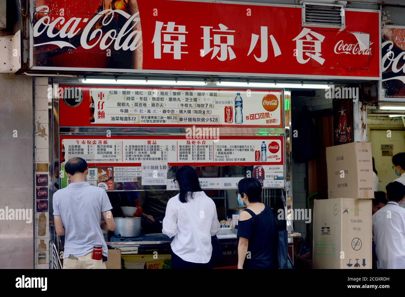 Pranzo presso un fornitore di cibo di strada a WAN Chai, Hong Kong Foto Stock