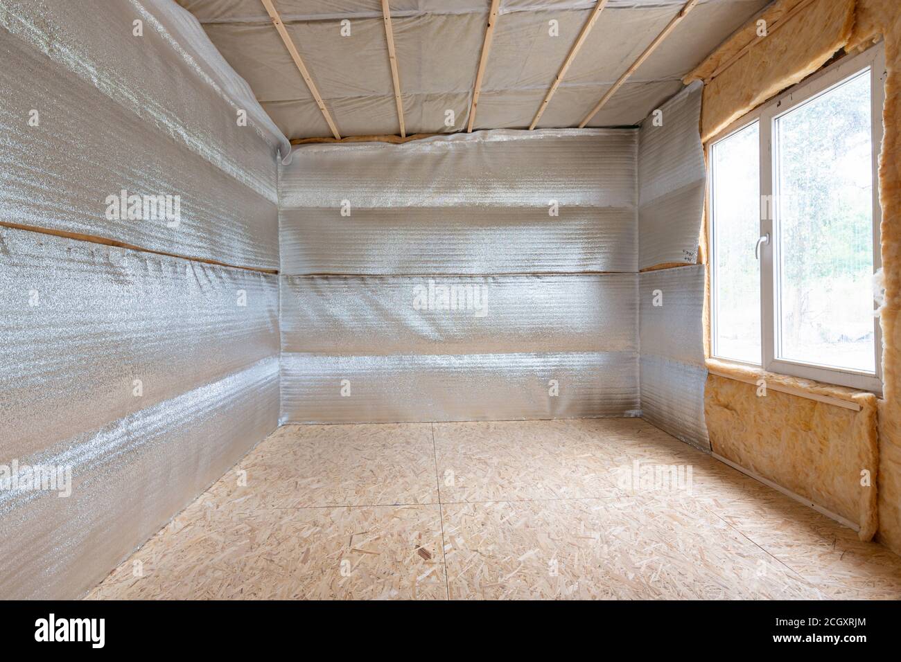 Isolamento termico di una casa di campagna, film barriera al vapore in  polietilene espanso riflettente laminato con lavsan per isolamento della  casa Foto stock - Alamy