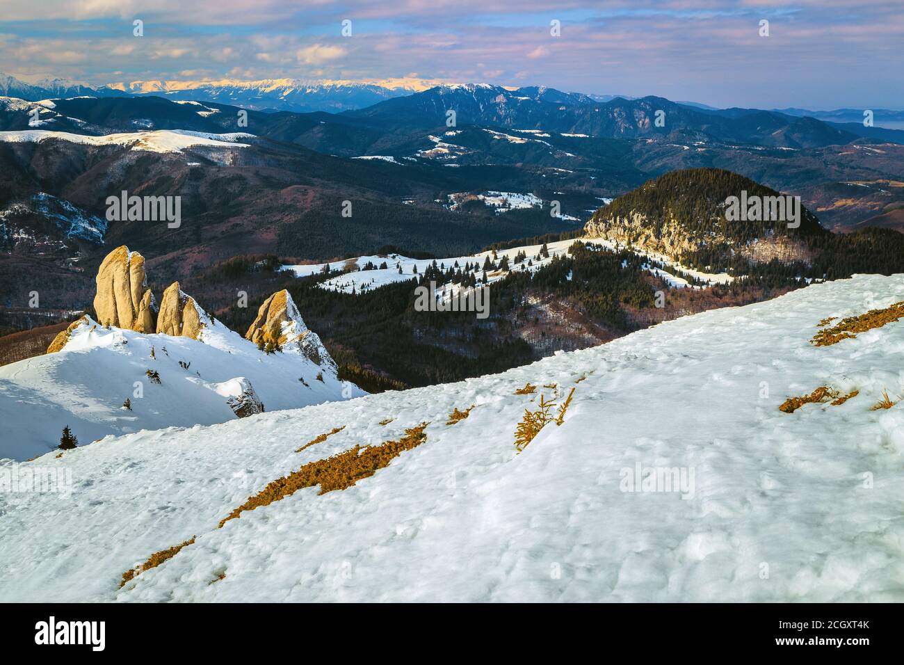 Incredibile scenario invernale con scogliere sulle piste innevate, montagne Ciucas, Carpazi, Romania, Europa Foto Stock