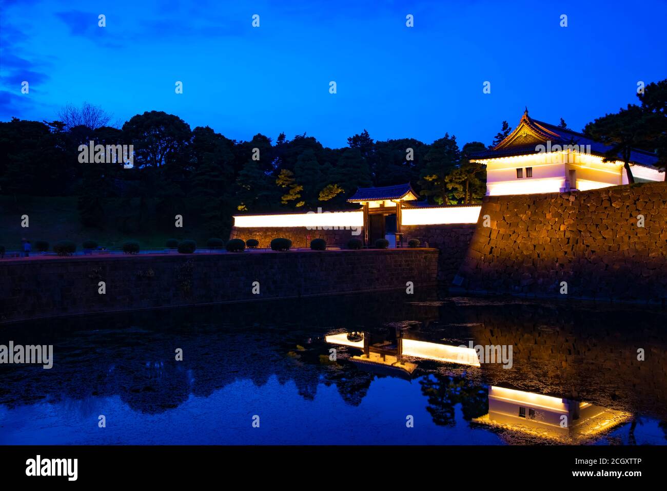 Un palazzo imperiale crepuscolo a Tokyo Foto Stock