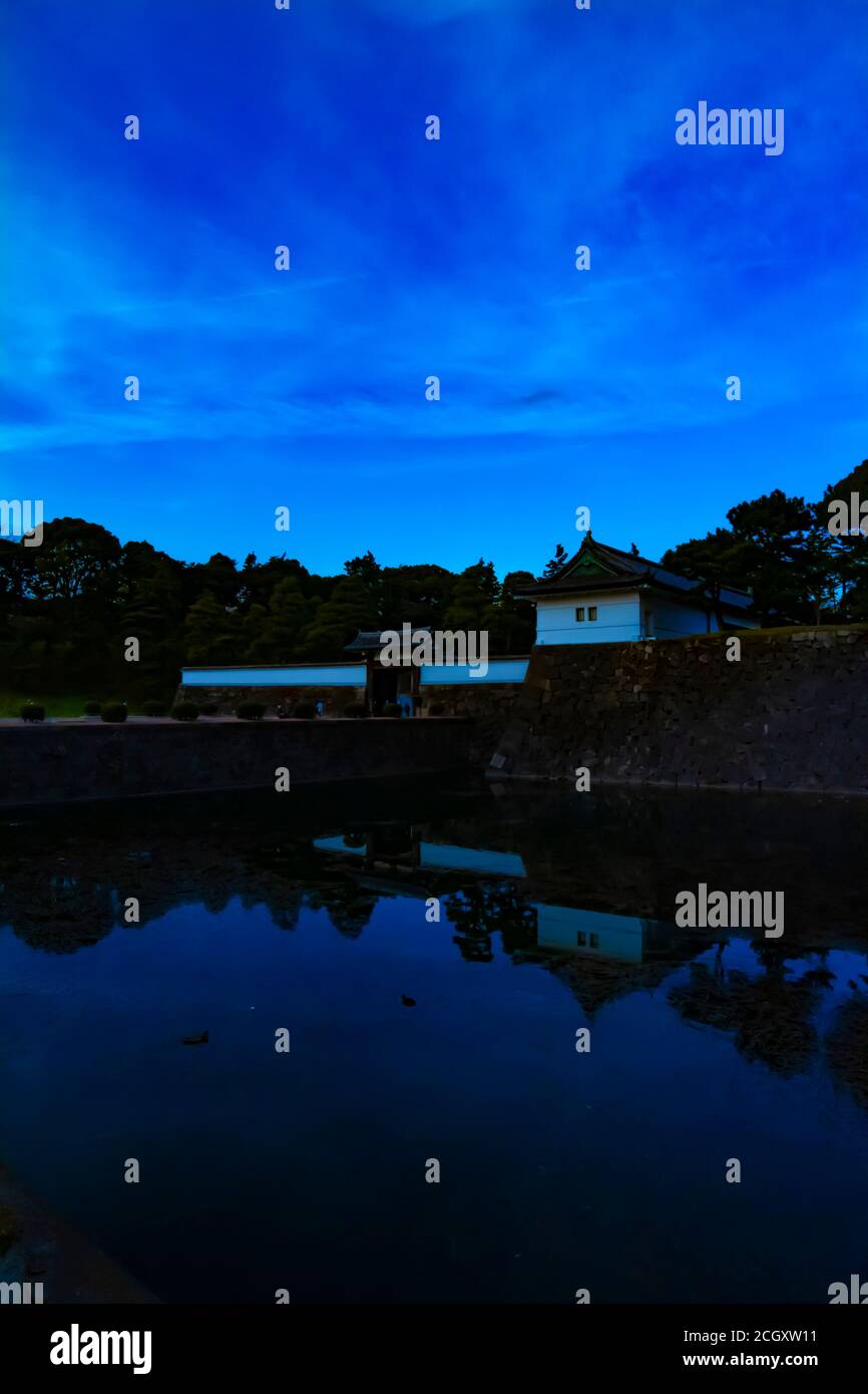 Un palazzo imperiale crepuscolo a Tokyo Foto Stock