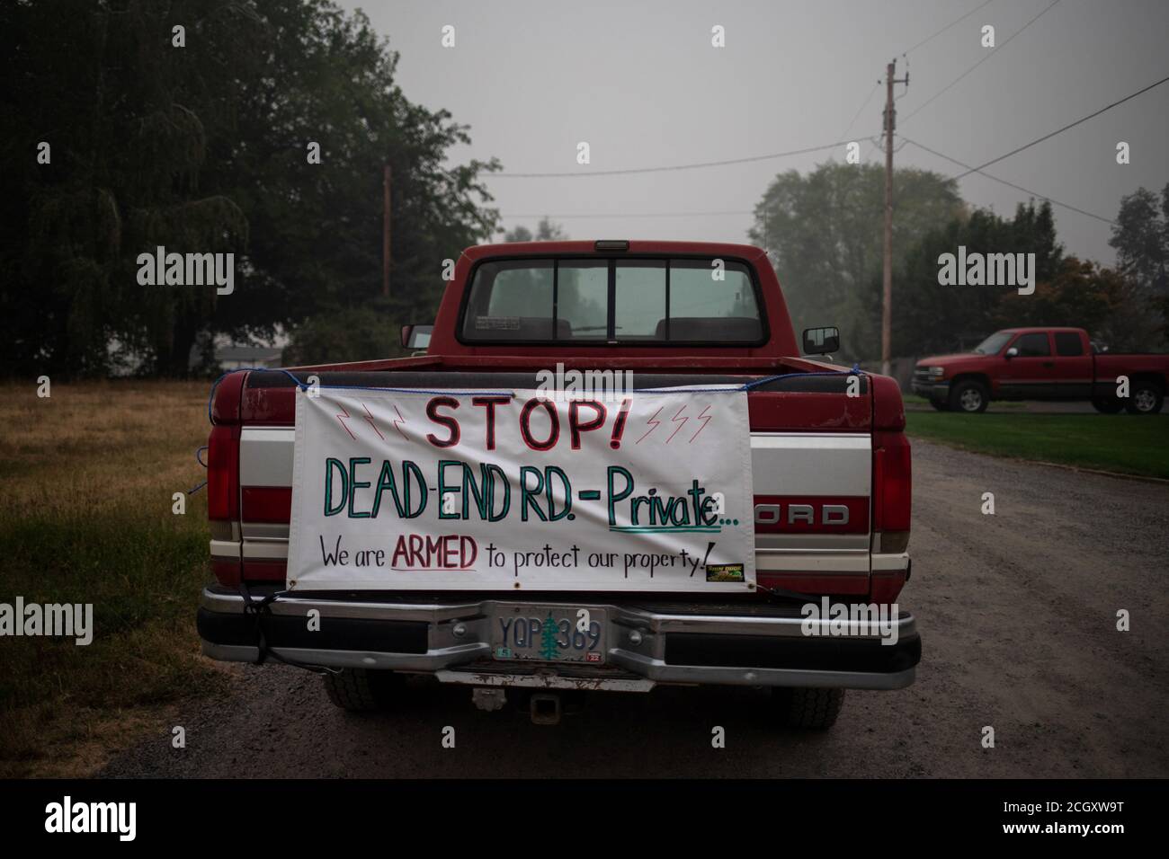 I residenti locali lasciano un cartello appeso a un camion all'ingresso della loro proprietà, dopo l'incendio di Almeda a Talent, Oregon, Stati Uniti, il 12 settembre 2020. REUTERS/Adrees Lazio Foto Stock