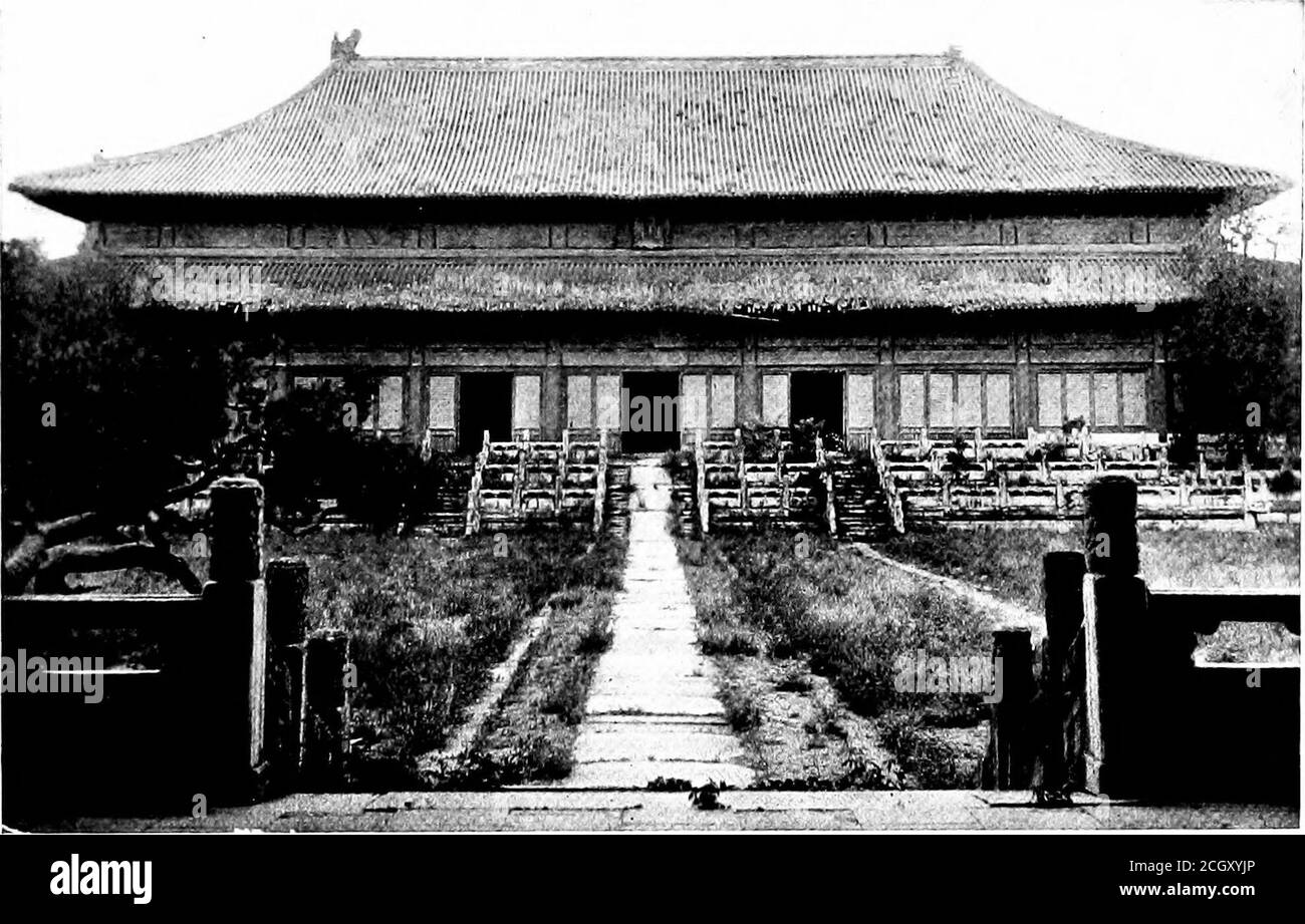 . Il risveglio della Cina. WER è scemato più improvvisamente di Rose.Shun-ti, l'ultimo della casa, si è rifugiato dietro la Grande Muraglia dalla crescente marea del patriottismo cinese; e dopo un mandato di novanta anni, O di due centuriesof domini fluttuanti, reckoning dall'ascesa di Genghis Khan, la dinastia Yuen è venuto ad un fine prematuro. Il magnifico canale, il Canal Grande, ri^Mains un monumento imperiabile del Mongol 134 IL RISVEGLIO DELLA CINA Sway. Come canale alimentare era starnutito per il sostegno degli eserciti che trattenevano l'insottomissione del popolo; e i Mongoli completavano solo un workwh Foto Stock