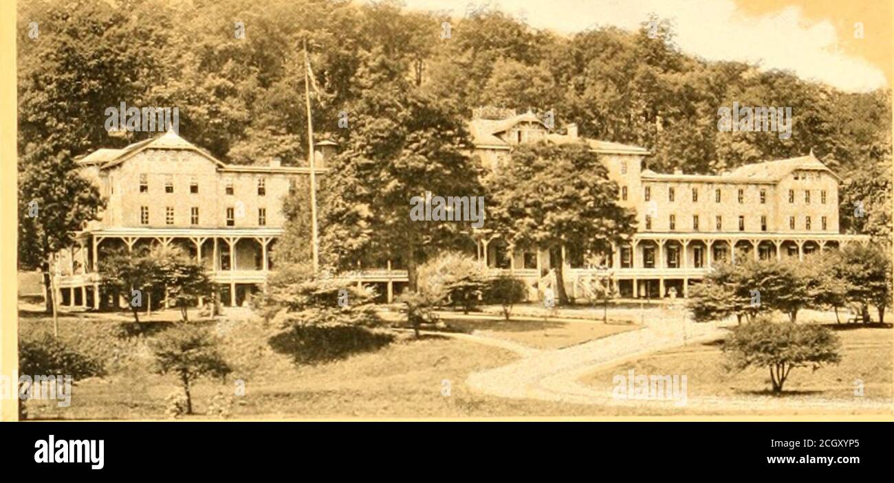 . Libro del blu reale. O essere trovato. Oakland è anche sulla linea principale della Baltimora & Ohio Railroad, e tutti i trainmake fermate regolari. GKOVE A MOUNTAIN LAKE PARK. Uno sfondo. Ha una capacità di trecentocinquanta ospiti, ed è coronedper tutta l'estate. Da Oakland bellissima strada a Deer Park, MountainsLake Park, Eagle Rock, Aurora, Eglon, Table Rock e Brook-Side. BROOKSIDE, W. VIRGINIA. Brookside, W. Va., località turistica di montagna, dieci miglia da Oakland e dodici miglia da Deer Park, su strade che sono insuperabili morbidezza e pittorescenzioso. Presso la West irg Foto Stock