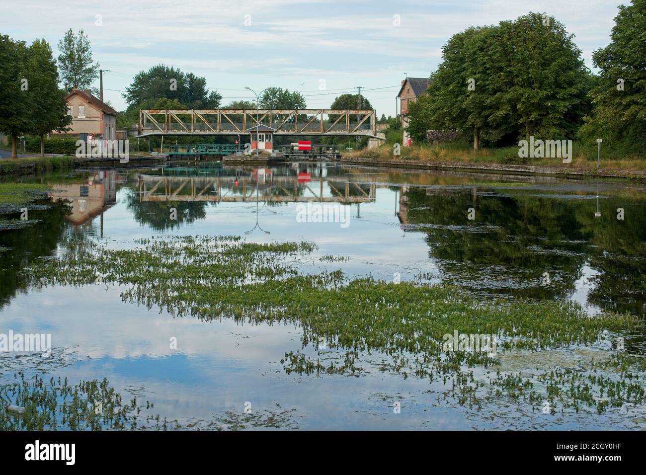 Fontaine-les-Clercs Francia - 27 luglio 2020 - chiuse nel canale De St Quentin in Francia Foto Stock