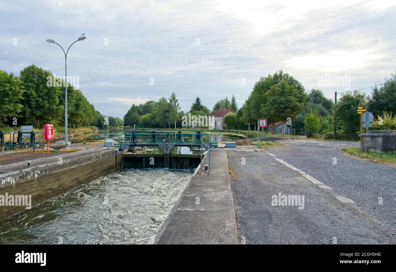 Fontaine-les-Clercs Francia - 27 luglio 2020 - chiuse nel canale De St Quentin in Francia Foto Stock