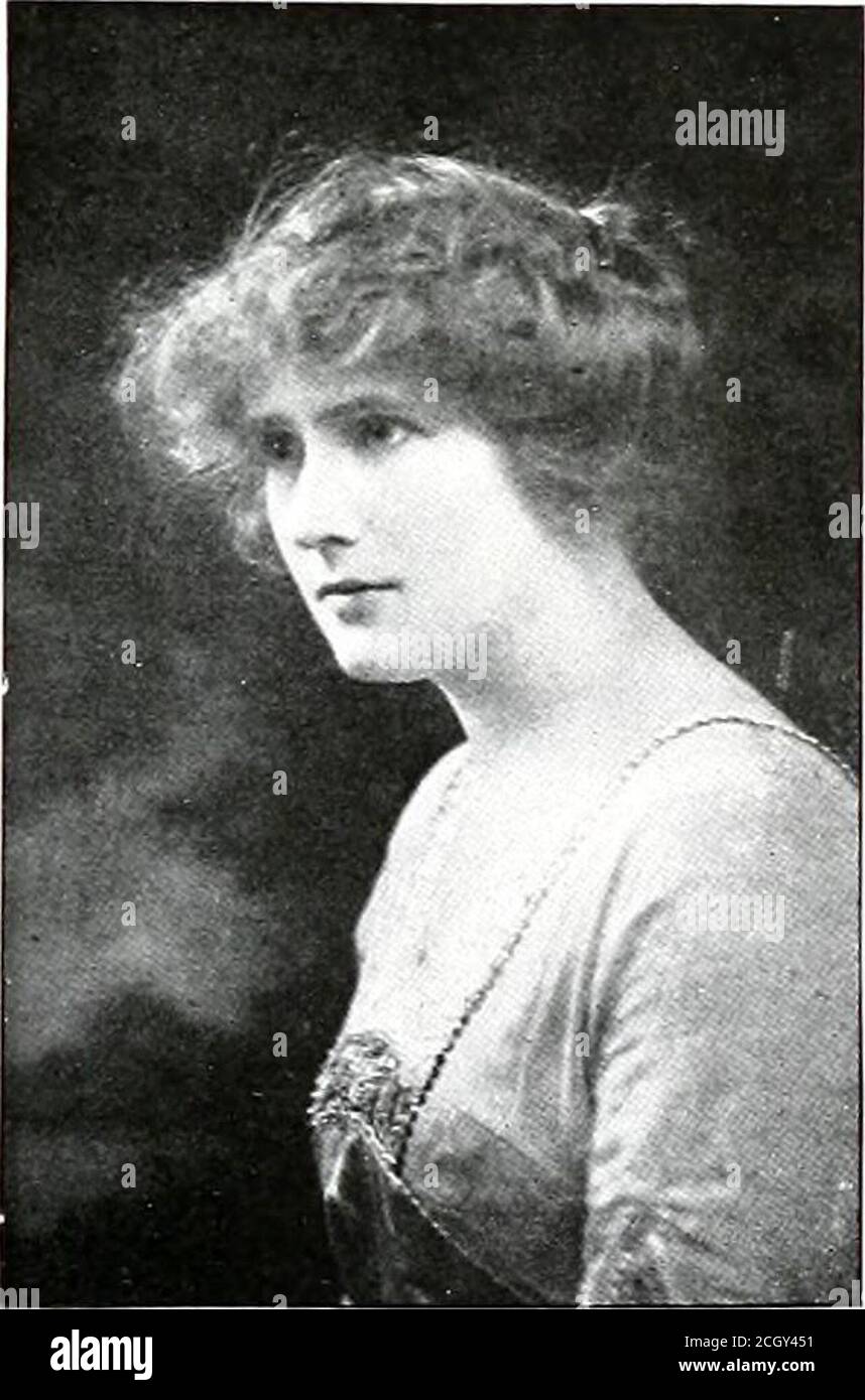 . Quittapahilla . WL 111866 I9I6[* Edith M. I.iiim.h, A.15.. Attore di Galium. Lebanon Valley Academy. 09;A.B., Lebanon Valley College, 13;Instructor, Royersford High School, r 3-*l5; Graduate Work at the uni-versity of Penns Ivania, Summers of14 and IS; Instructor of German, Lebanon Vallev College, •*• K L 1 *. Marian Adelaide Reid, A.B., Assistantin inglese e tedesco. Walden High School, 09; WheatonSeminary. 10; A.15., Goucher College, 4- r.3 -S866 Lyt> 19161 Foto Stock