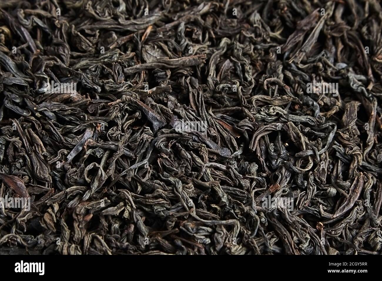 Tè nero foglie secche sciolte. Sfondo Foto Stock