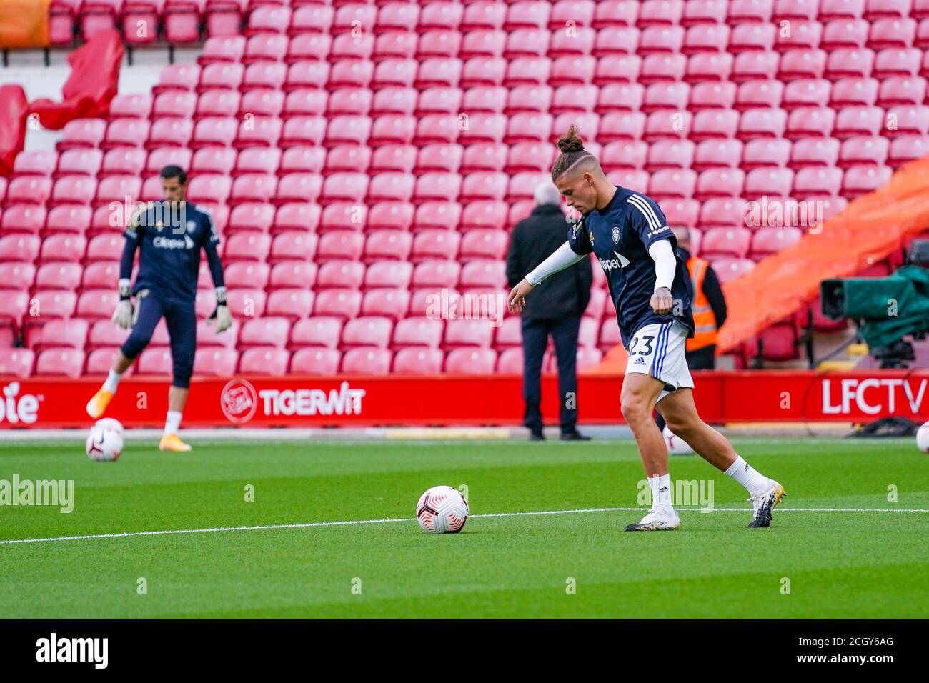 Leeds United Midfielder Kalvin Phillips (23) si sta riscaldando durante il Campionato inglese Premier League partita di calcio tra Liverpool e Leeds Unità Foto Stock