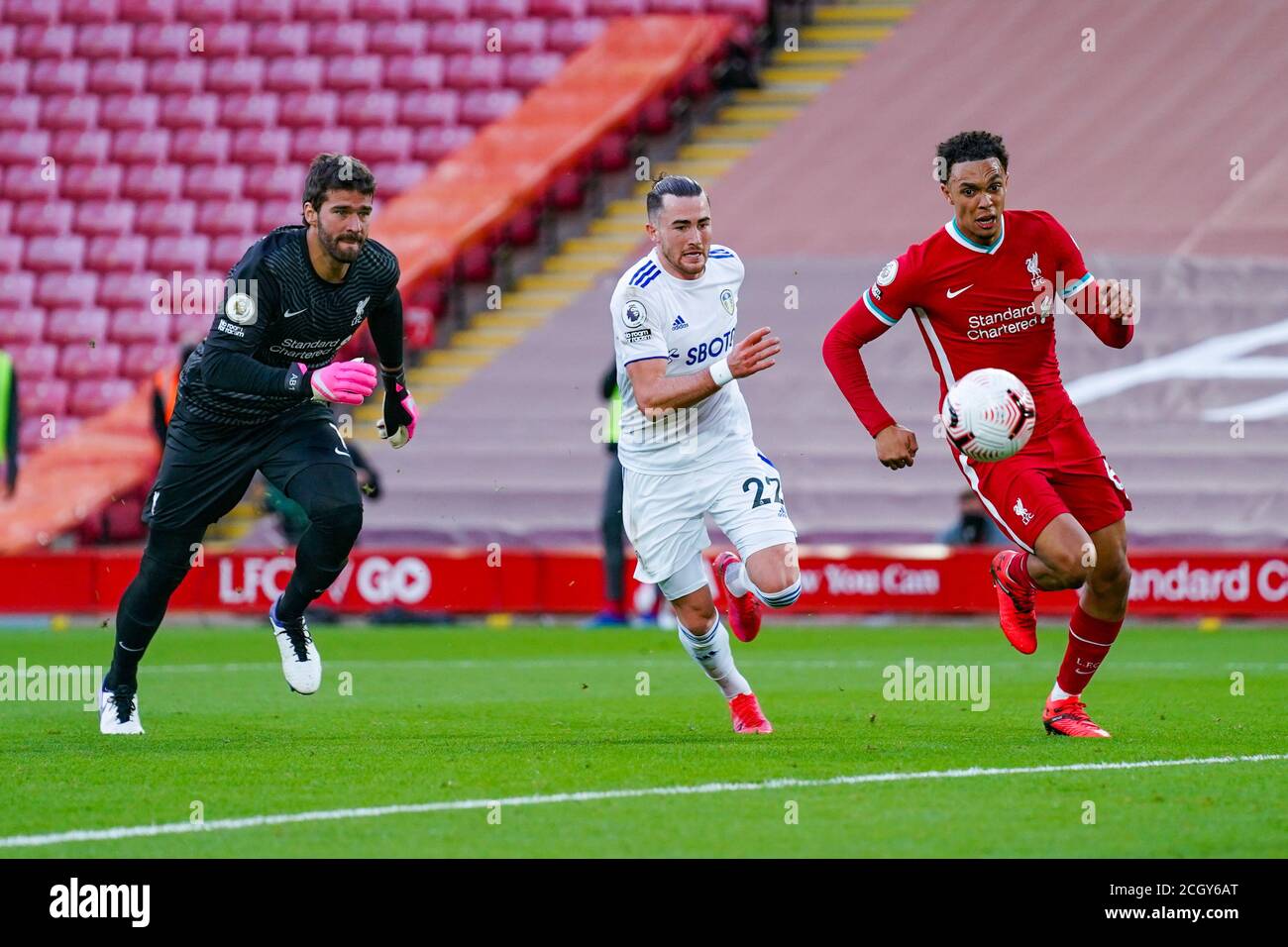 Liverpool difensore Trent Alexander-Arnold (66) portiere di Liverpool Alisson Becker (1) E Leeds ha Unito Jack Harrison (22) in azione durante th Foto Stock