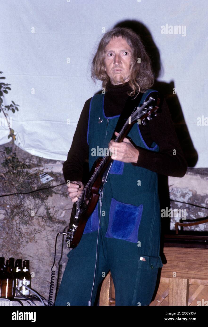 Daevid Allen in una jam session tenuta nella città di Deia dove risiedevano nel 1979. Maiorca. Spagna Foto Stock