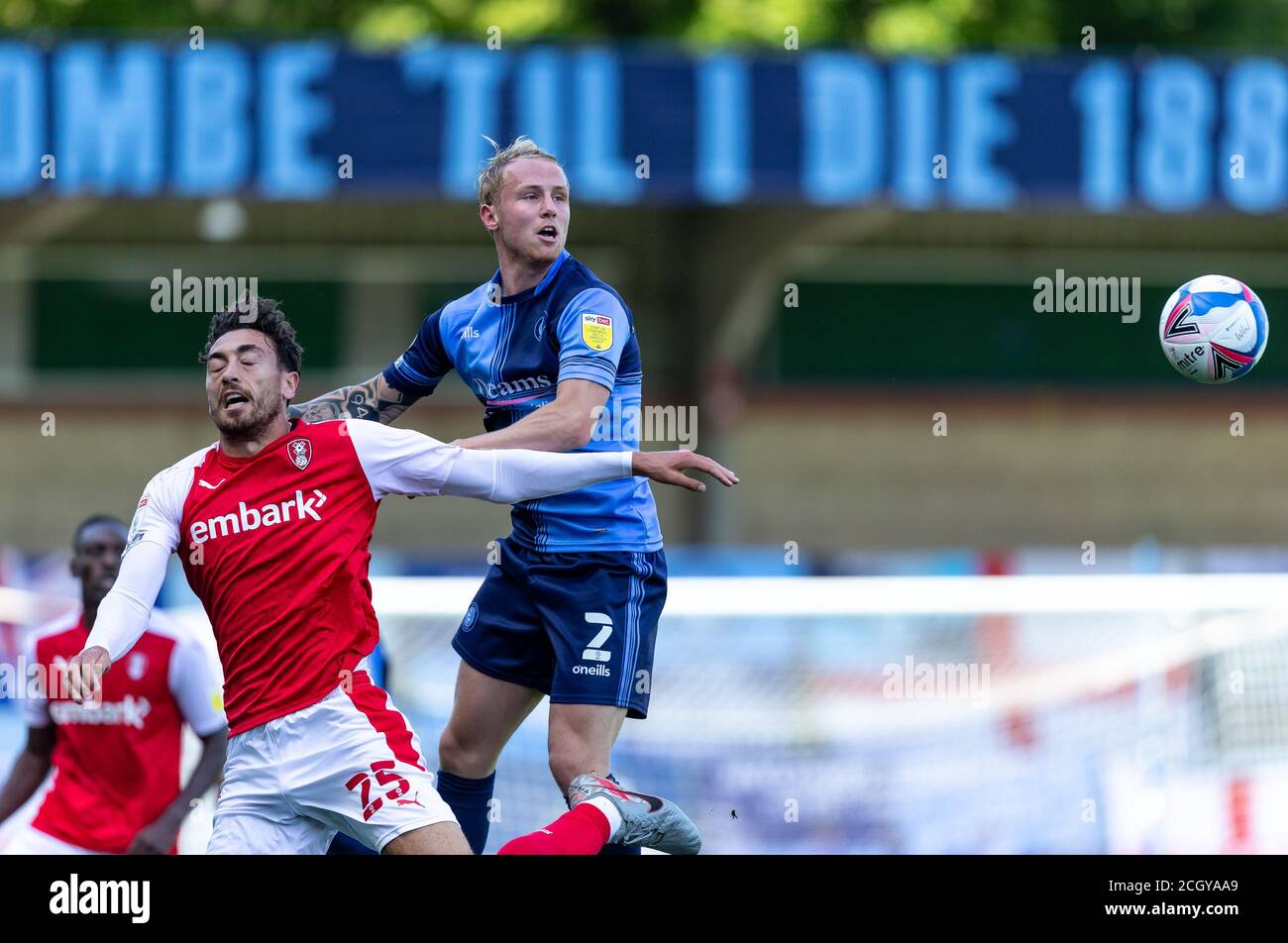 High Wycombe, Regno Unito. 12 settembre 2020. Jack Grimmer di Wycombe Wanderers e Matt Crooks di Rotherham si sono Uniti durante la partita del campionato Sky Bet tra Wycombe Wanderers e Rotherham United ad Adams Park, High Wycombe, Inghilterra, il 12 settembre 2020. Foto di Liam McAvoy. Credit: Prime Media Images/Alamy Live News Foto Stock