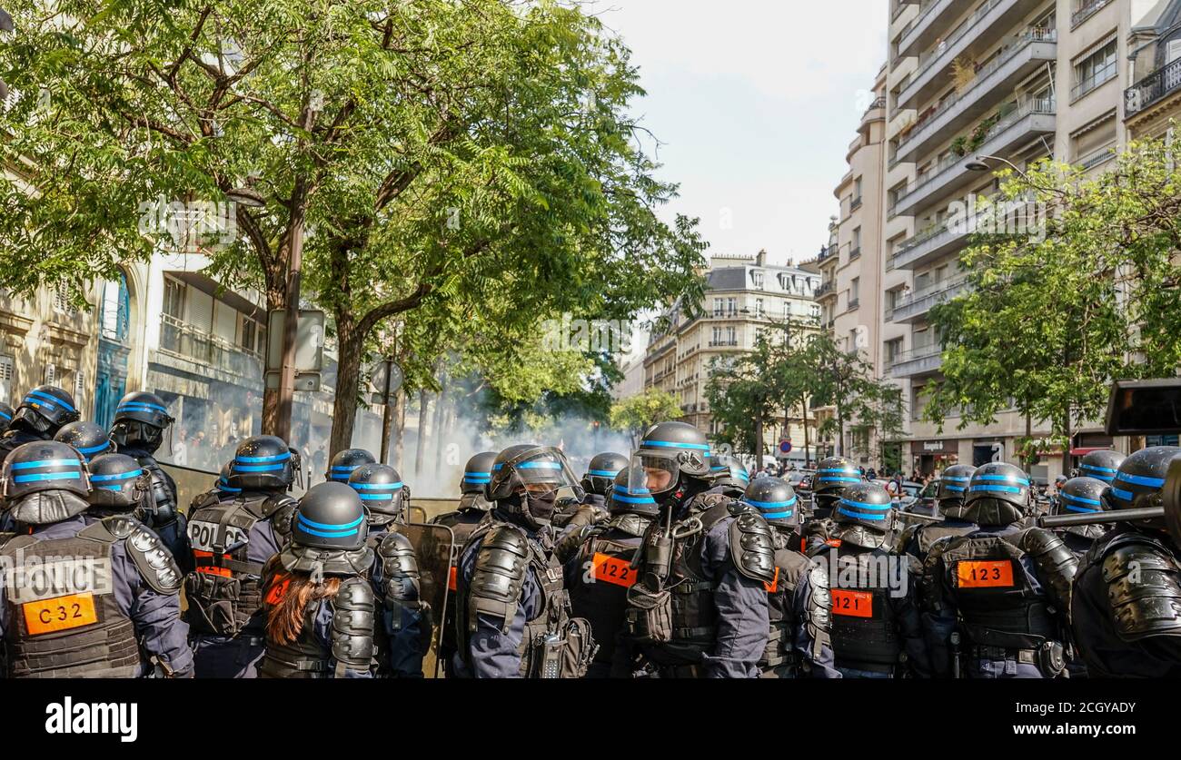 Dopo una lunga pausa per il blocco del coronavirus, i manifestanti francesi giubbotti tornano in piazza per una serie di proteste a Parigi e in altre città francesi il sabato. Circa 5000 manifestanti hanno partecipato e 250 manifestanti sono stati arrestati. Foto Stock