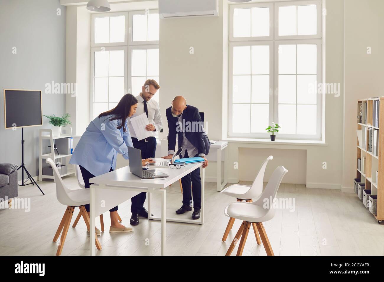 Team di dipendenti dell'ufficio che analizzano i report dei dati o si occupano di problemi software Foto Stock