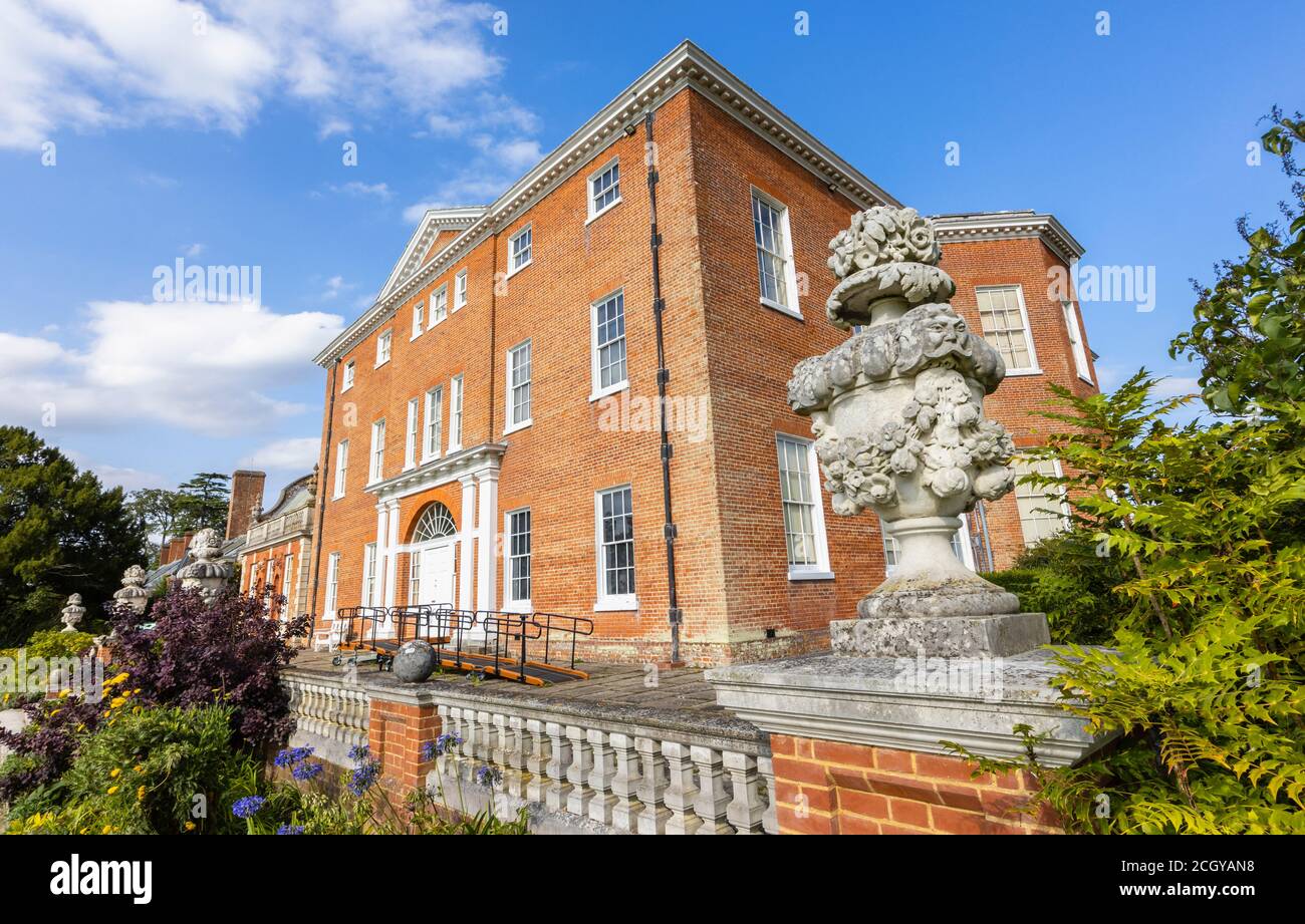 Vista frontale di Hatchlands Park, una casa di campagna in mattoni rossi con giardini circostanti a East Clandon vicino a Guildford, Surrey, Inghilterra sud-orientale Foto Stock