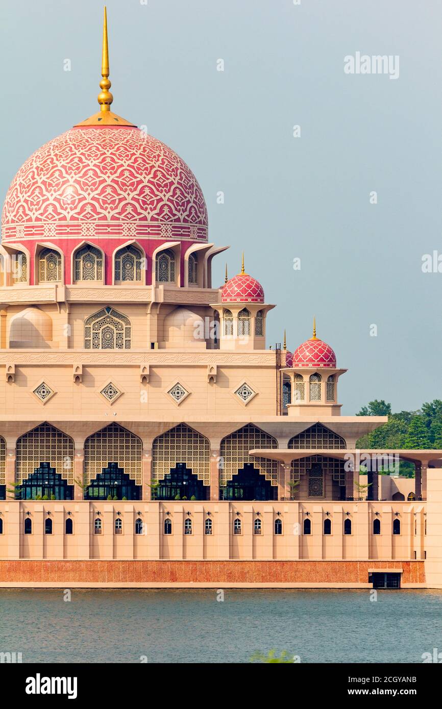 Il Masjid Putra è la moschea principale di Putrajaya, Malesia Foto Stock
