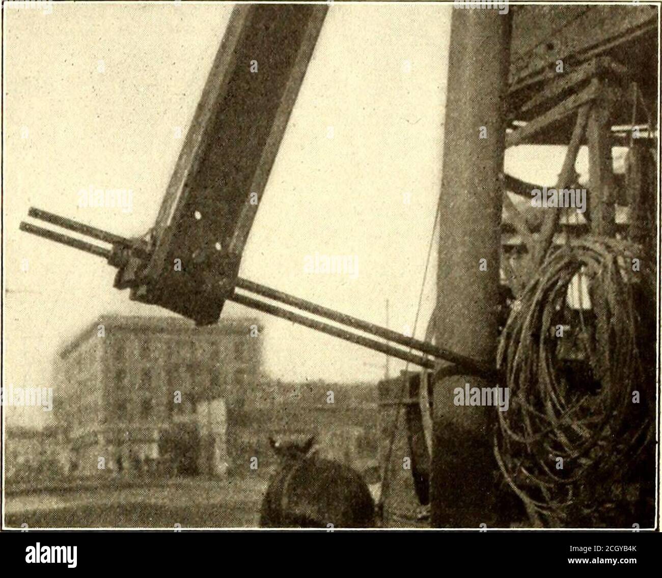 . Giornale ferroviario elettrico . uthorto raddrizzarli senza rimozione è stato ricevuto con asmiglio. Molti saggi profetizzarono che nel farlo il limite elastico delle fibre del metallo sarebbe stato finora ceduto che i poli sarebbero stati infine rotti fuori, a meno che grandi torce di benzina o qualcosa di simile cereused per riscaldare e ammorbidire il metallo in punti di deformazione di extremefire. Le illustrazioni raccontano la storia. È stato concepito un semplice adattamento del principio della leva, composto approssimativamente da due bulloni a U, un pezzo da 10 piedi di 7 pollici, 107 libbre. Trilbyrail e un blocco di fulcro di legno la cui posizione couldbe Foto Stock