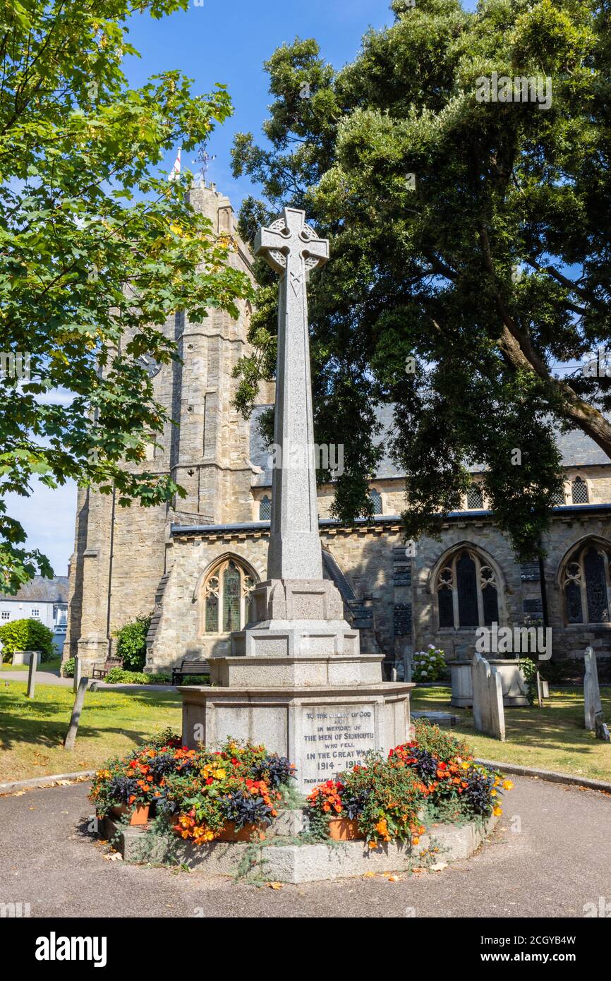 Monumento alla guerra di pietra nel cortile della chiesa parrocchiale di Sidmouth, commemorando i caduti locali durante la Grande Guerra, Sidmouth, una città della Costa Giurassica nel Devon Foto Stock