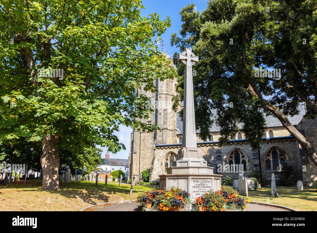 Monumento alla guerra di pietra nel cortile della chiesa parrocchiale di Sidmouth, commemorando i caduti locali durante la Grande Guerra, Sidmouth, una città della Costa Giurassica nel Devon Foto Stock