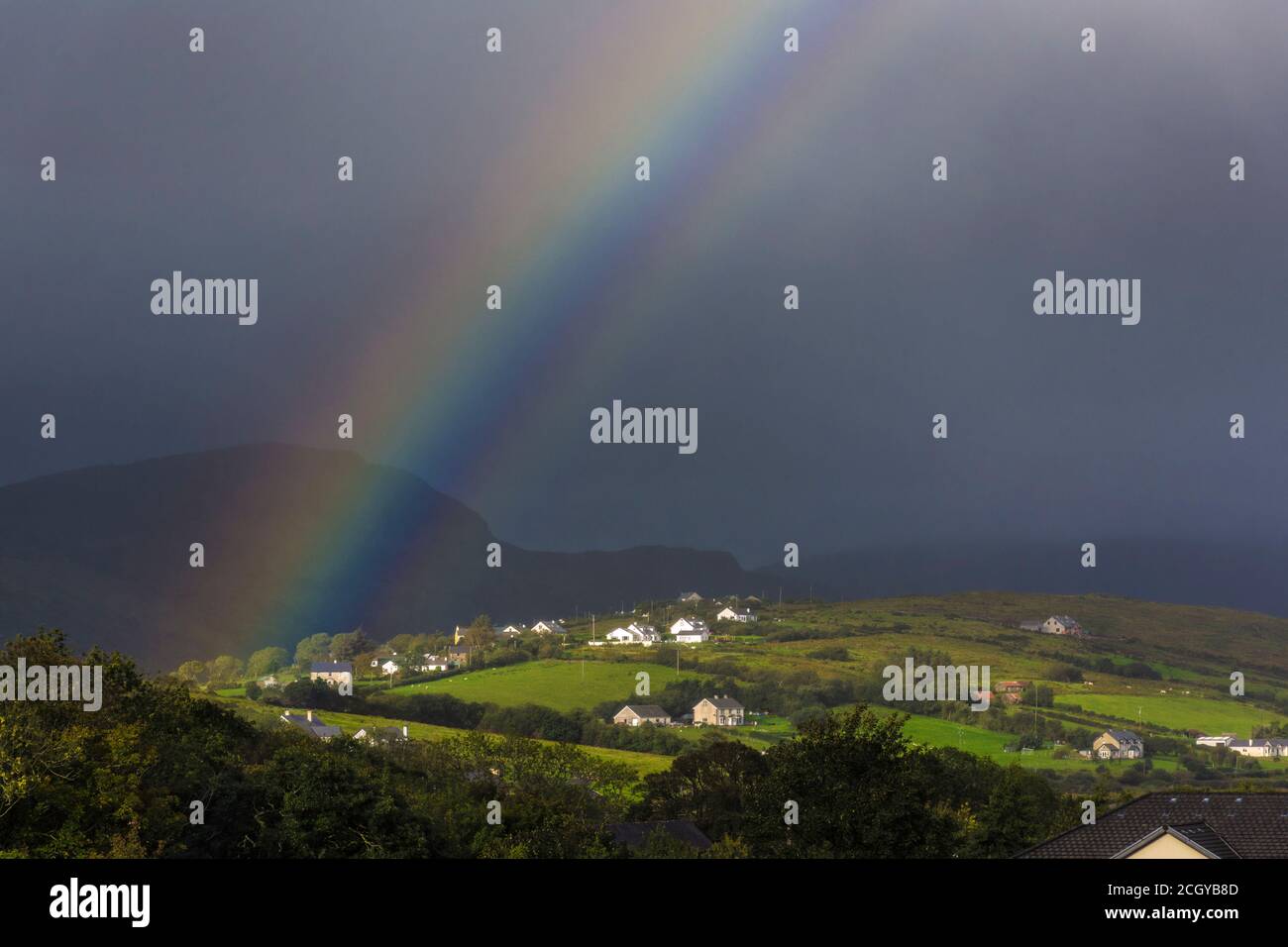Ardara, Contea di Donegal, Irlanda 13 settembre 2020. Meteo. Un arcobaleno appare dopo 24 ore di forte vento e forte pioggia sulla costa nord-occidentale. Foto Stock