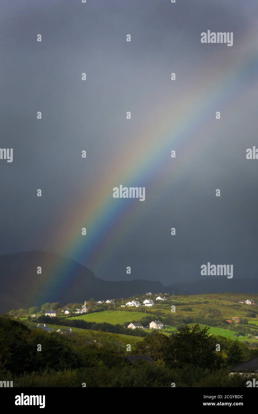 Ardara, Contea di Donegal, Irlanda 13 settembre 2020. Meteo. Un arcobaleno appare dopo 24 ore di forte vento e forte pioggia sulla costa nord-occidentale. Foto Stock
