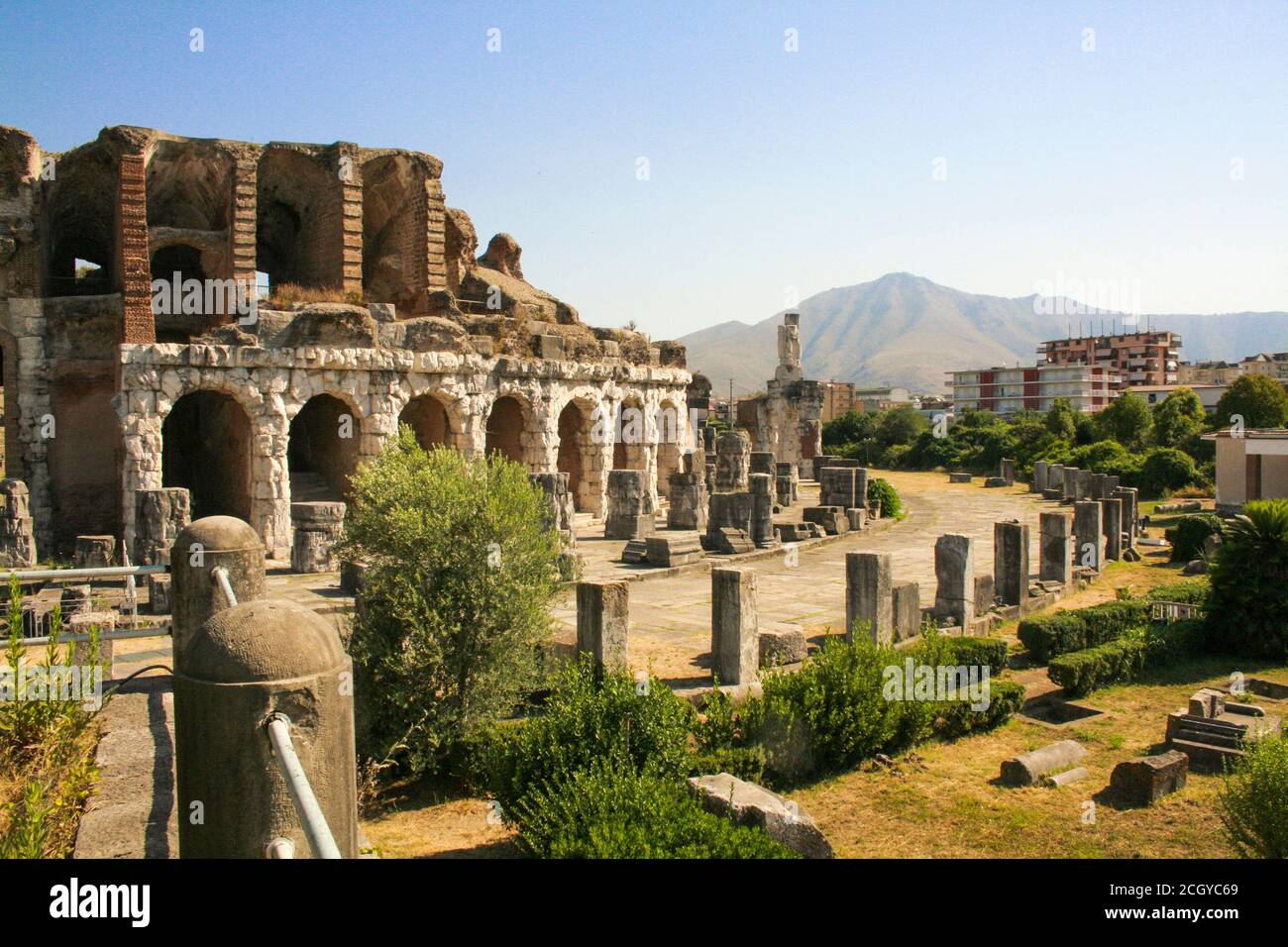 Santa Maria Capua a Vetere, Provincia di Caserta, Campania, Italia, Europa. L'Anfiteatro Campano di Santa Maria Capua Vetere, l'antico Capua, è il secondo più grande di tali monumenti dell'Italia antica dopo il Colosseo. Fu costruito tra la fine del primo e l'inizio del secondo secolo d.C. Foto Stock