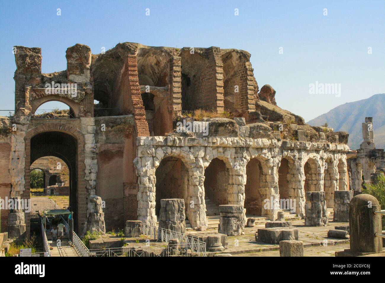 Santa Maria Capua a Vetere, Provincia di Caserta, Campania, Italia, Europa. L'Anfiteatro Campano di Santa Maria Capua Vetere, l'antico Capua, è il secondo più grande di tali monumenti dell'Italia antica dopo il Colosseo. Fu costruito tra la fine del primo e l'inizio del secondo secolo d.C. Foto Stock