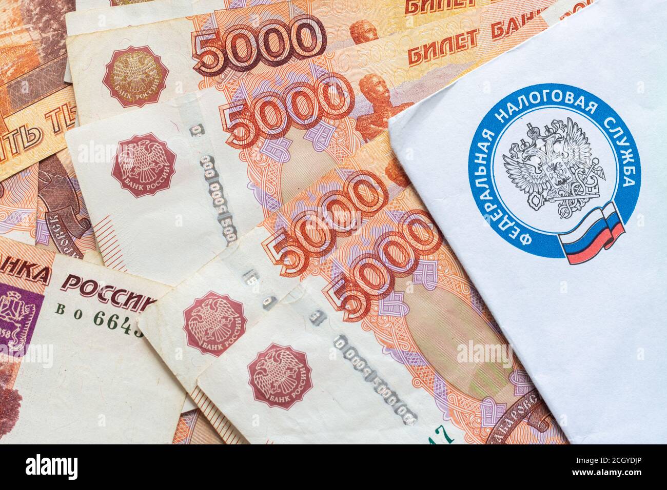 Anapa, Russia - 6 luglio 2020: Le cinque millesimi banconote russe recano una lettera del Servizio fiscale federale Foto Stock