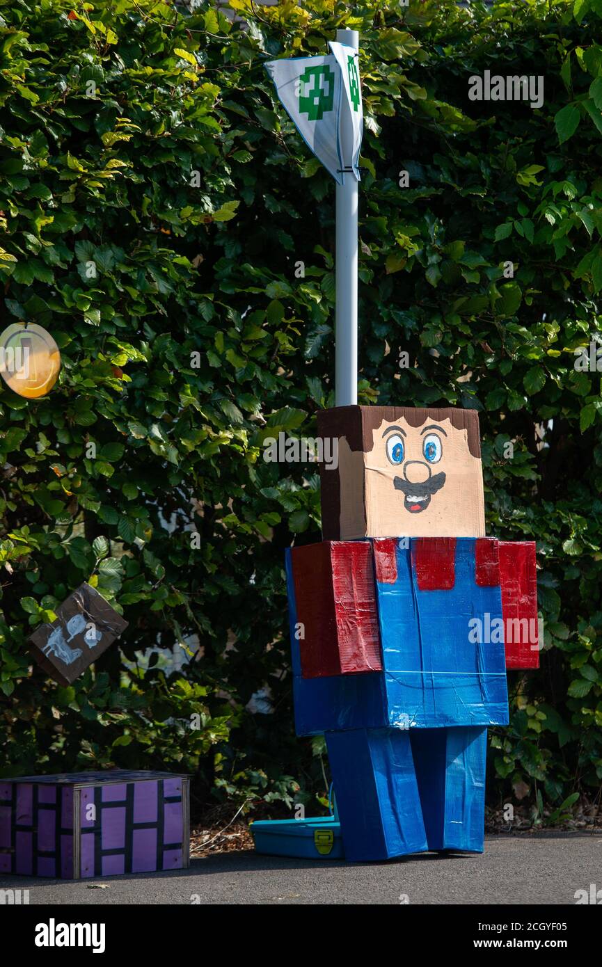 Uno spaventapassare a tema Super Mario durante il Festival Haslingfield Scarecrow di Haslingfield, Cambridgeshire. Foto Stock