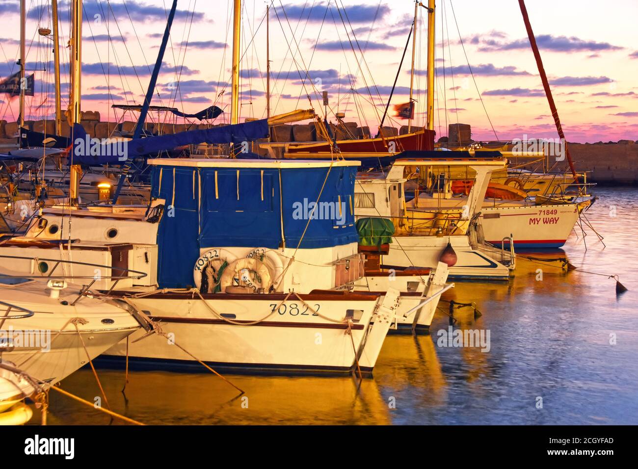 Gli yacht attraccano nel porto vecchio di Jaffa Foto Stock
