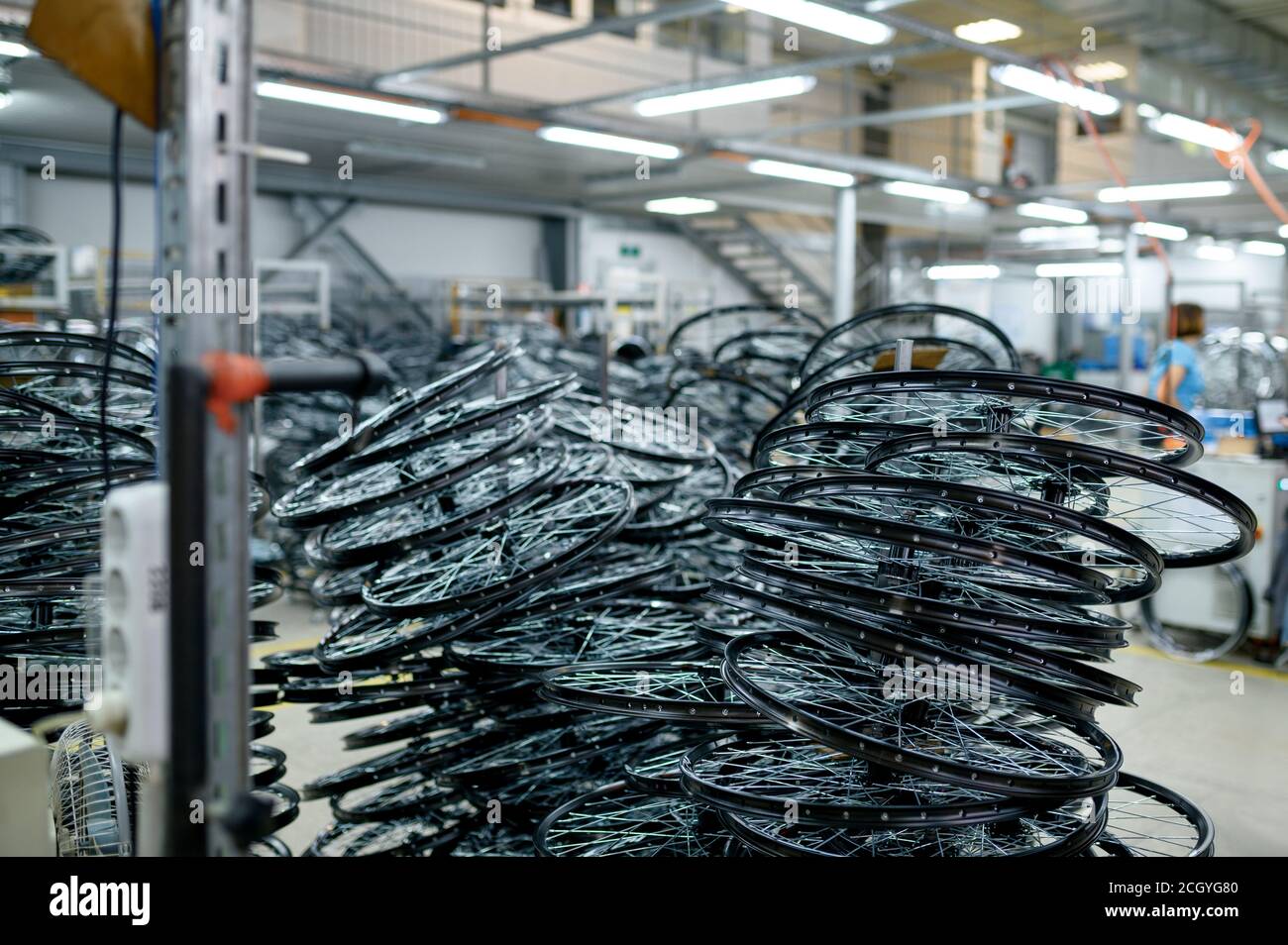 Pile di nuovi cerchi in alluminio per biciclette, nessuno Foto Stock