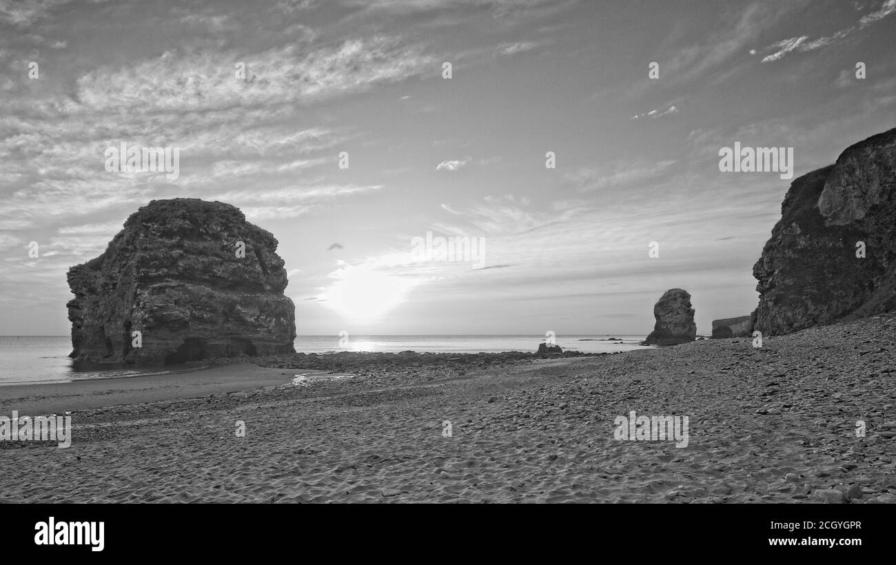 Il mare di Marsden Rock si impila a Marsden Bay vicino a Sunderland a Tyne e indossa catturato durante un alba. Foto Stock
