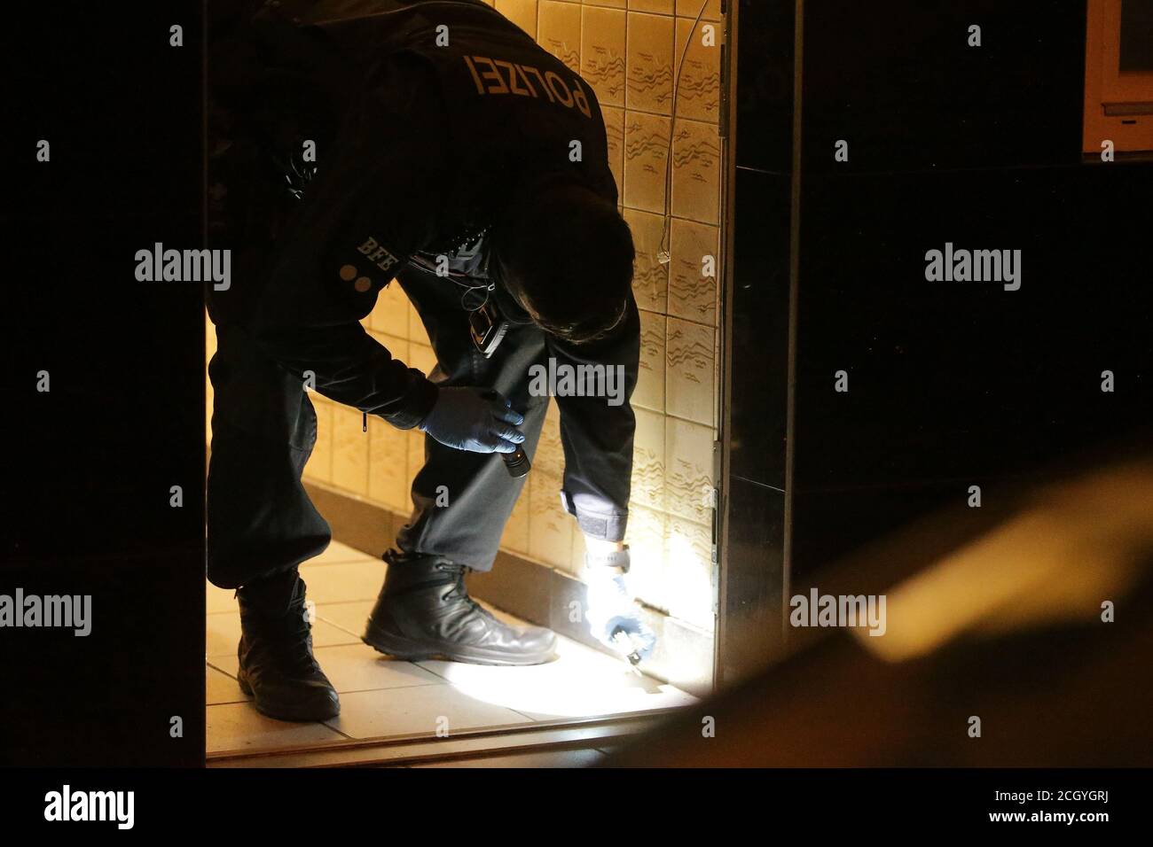 Colonia, Germania. 12 settembre 2020. Un poliziotto usa una torcia per trovare droghe nascoste. Credit: David Young/dpa/Alamy Live News Foto Stock