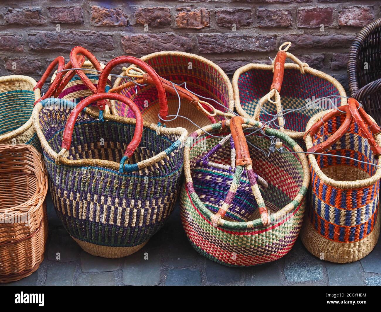 Colorati cestini tessuti per lo shopping in un mercato di strada Foto Stock