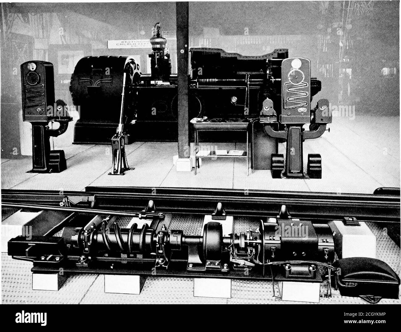 . La Westinghouse Companies espone al Congresso ferroviario Internazionale, Washington, Nineteen cento e cinque . circuito. Union Signal in New York Subway INTERNATIONAL RAILWAY CONGRESS. All-Electric Interlocking operation Exhibit, Switch Movement, Electric Train staff in background il traffico metropolitano controllato dall'installazione dell'Unione è frequente, pesante e veloce;la quantità di corrente trattata è pesante ; e gli spazi sono limitati ; ma la registrazione di un'operazione di un solo mese, poco dopo l'apertura della strada, ha mostrato 464,694 operazioni di segnale per ogni guasto segnalato, e no Foto Stock