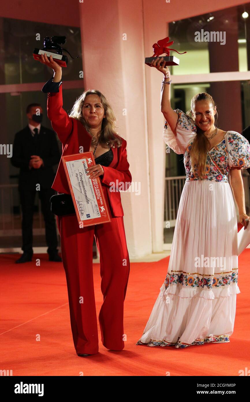 Italia, Lido di Venezia, 12 settembre 2020 : "Ascolta" il film per gli Orizzonti Awards, nella foto i vincitori registi (R) Ana Rocha de Sousa e (L) Paula Alvarez Vaccaro, durante il 77° Festival Internazionale del Cinema di Venezia. Foto © Ottavia da Re/Sintesi/Alamy Live News Foto Stock