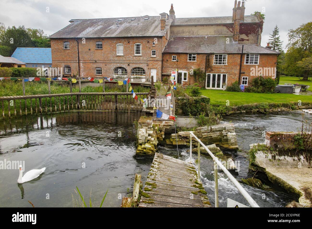 Una bella, vecchia casa mulino sul fiume Kennett a Hungerford, Berkshire Foto Stock