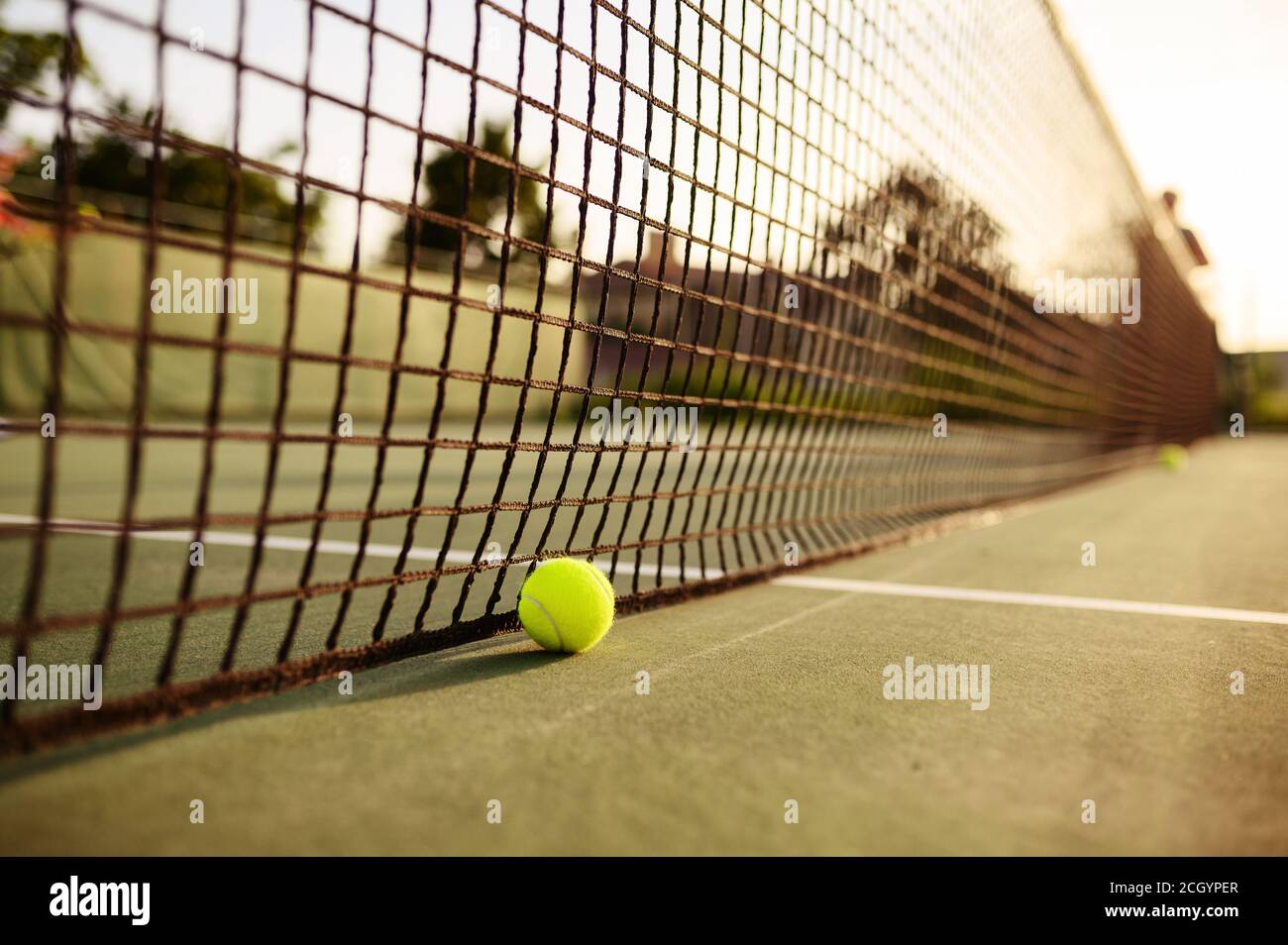 Grande palla da tennis in rete, nessuno, campo all'aperto Foto Stock