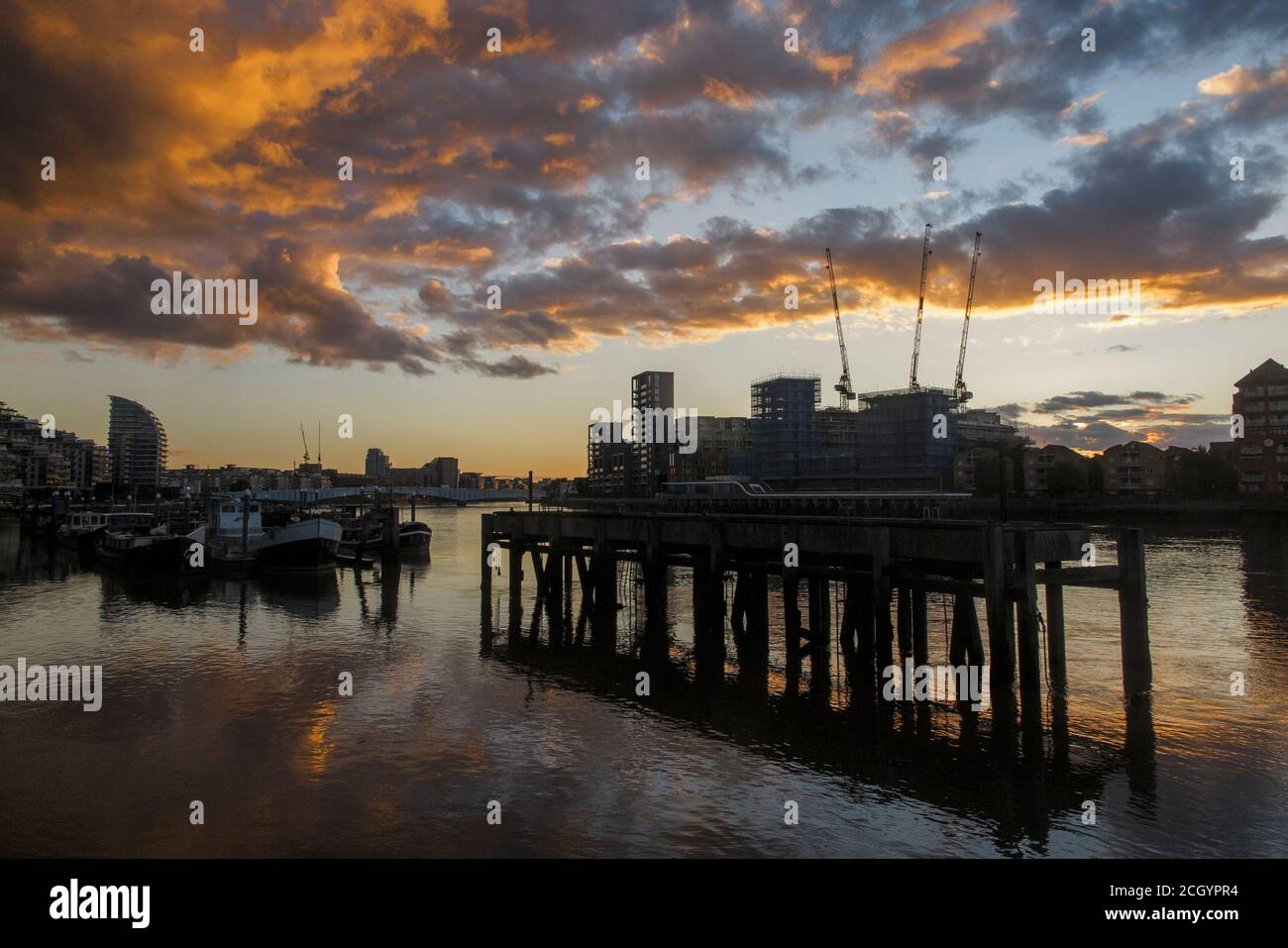 Un tramonto a Wandsworth sulla passeggiata del Tamigi Foto Stock