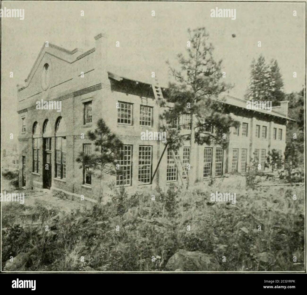 . Rassegna ferroviaria elettrica . caratteristiche per cambiare la frequenza da 60 a 25 cicli prima di alimentare la corrente alla linea di trasmissione ferroviaria. J. B.Ingersoll, direttore generale, ha risolto questo problema, con l'aiuto della Westinghouse Electric & Manufacturing Company e della Electric Storage Battery Company combinando gruppi elettrogeni a induzione a cambiamento di fase sugli stessi albericon macchine ferroviarie a corrente continua che utilizzano una batteria di grandi volumi come volano. ■» come detto in precedenza, la cancelleria a cambio di fase e a batteria si trova vicino all'estremità di Spokane della ferrovia. La costruzione come illustrato Foto Stock