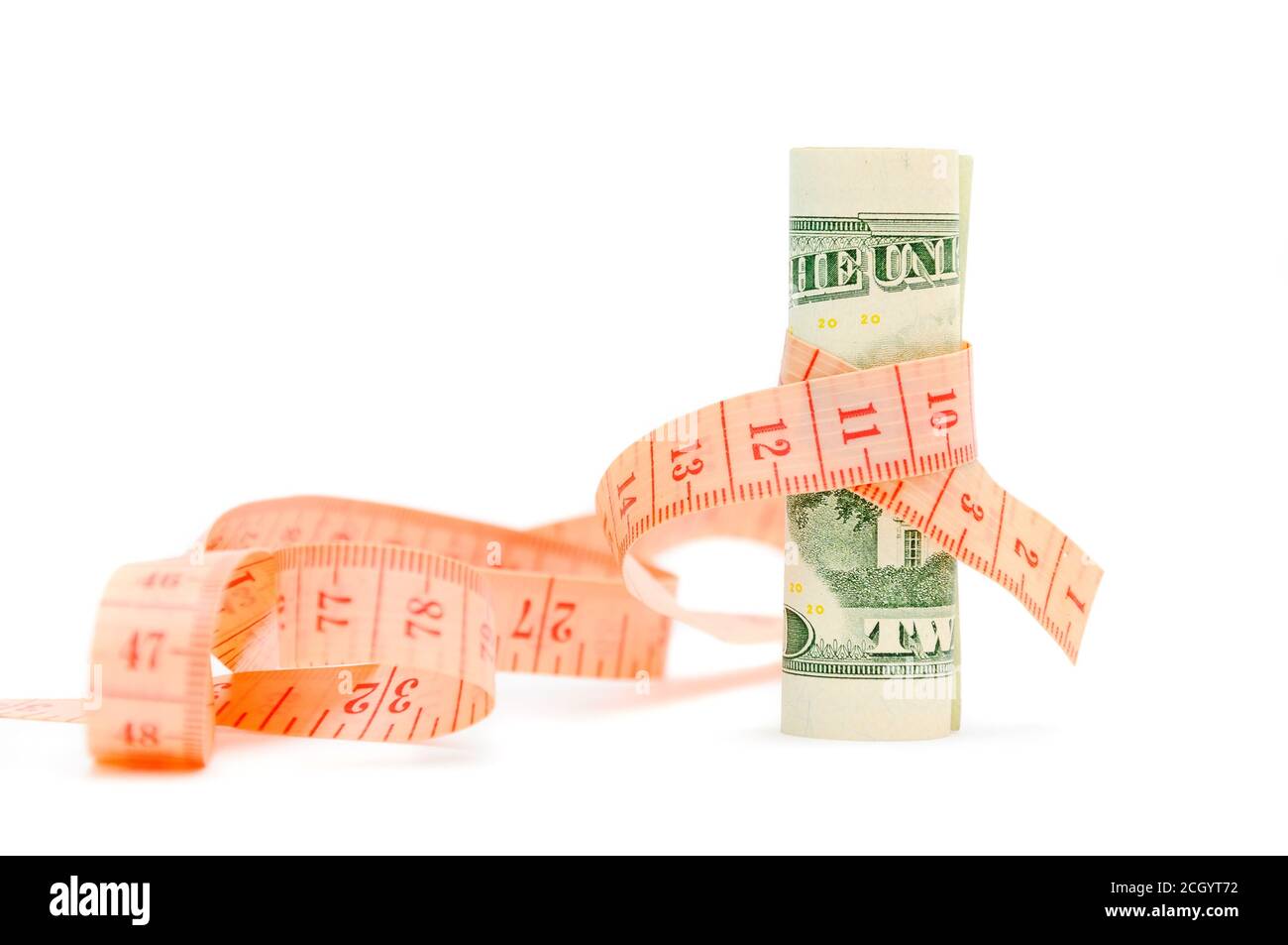 Compressione del bilancio di finanziamento. Concetto finanziario. Misurazione di una banconota di venti dollari di righello. Foto Stock