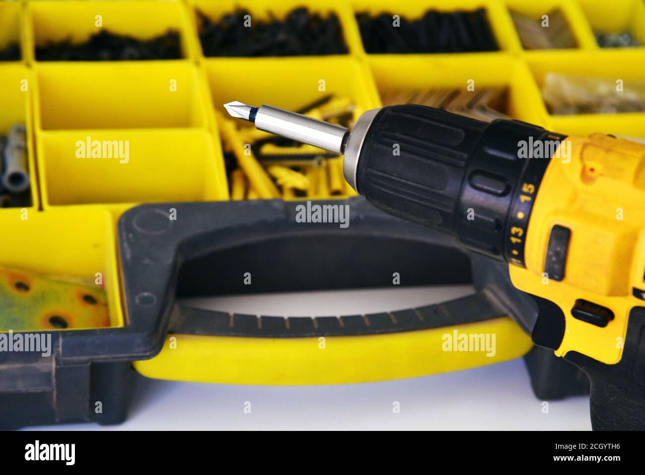 Trapano elettrico di per la raccolta o la riparazione di mobili. Strumento  di riparazione a domicilio e un set di trapani, trapani, viti e morsetti  nella scatola Foto stock - Alamy