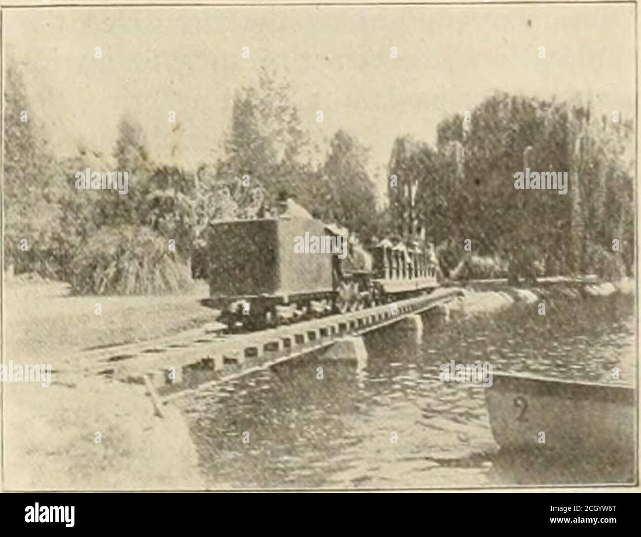 . Ingegneria ferroviaria e locomotiva : una rivista pratica di energia elettrica e materiale rotabile ferroviario. Sono stato impiegato su•-menzogna delle grandi strade in Oriente come fuoco-uomo. Ero su un motore di spinta con un anengineer di nome Thompson. Thompt 1 era un buon uomo su un motore, e un goodman con cui lavorare, ma un indess e maniere perfetto del dude. Se riuscisse a lanciare un bacio agirl, e lei sorridesse di nuovo athim, Thompson era in cielo. Un giorno luminoso di sole sono stato con Tompson sul nostro motore che va gettato, e aswe si è avvicinato a Willisburg ho visto tre pedine che camminavano lungo la pista towardLibertyville. Thompson non poteva se Foto Stock