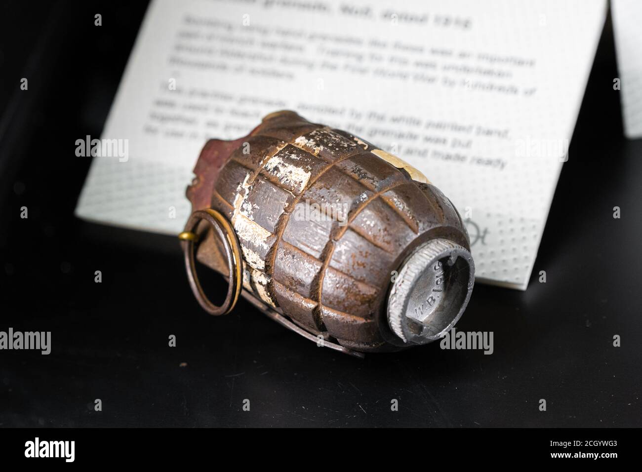 Una granata britannica della seconda guerra mondiale in mostra in un museo. Vecchio e arrugginito Foto Stock