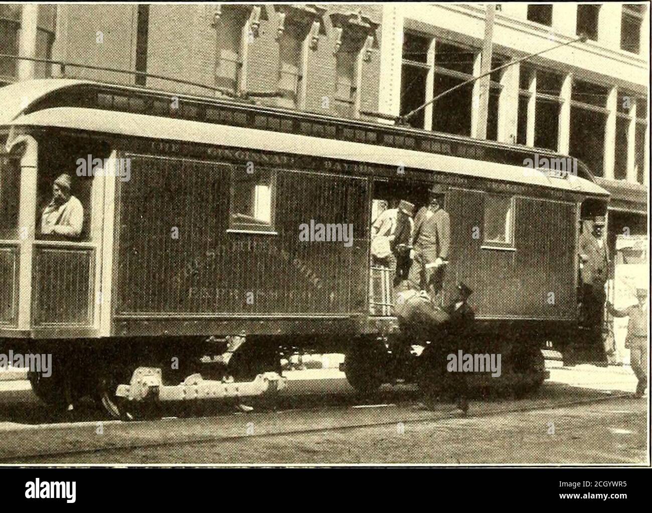 . La Street railway journal . eral interurban roads ha formato ex-press società tra i loro propri azionisti, per fare affari sotto contratto con queste strade, separando così la liabilitàe garantendo una gestione più efficiente,e allo stesso tempo mantenendo praticamentitutti i profitti derivanti da esse. Il wis-dom di così fare, tuttavia, deve dipendgrandemente dalle condizioni locali. Arriverà il momento in cui le aziende esistenti saranno ansiose di garantire contratti con condizioni stradali elettriche favorevoli, se non migliori, di quanto ora abbiano a disposizione strade a vapore. Ma per quanto riguarda il profitto del trasporto di merci a st Foto Stock